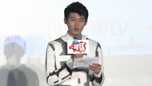 佟梦实新生报到 主持首秀好紧zang