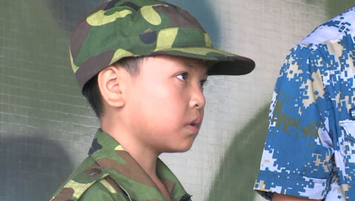 《变形计》10月20日看点:陈炳佑遭教官责骂落泪