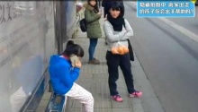 女生风中贴心交流照顾小女孩
